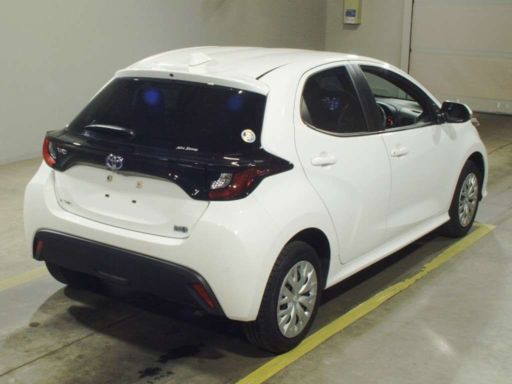 2023 Toyota Yaris ハイブリッドX 4WD auction photo 2