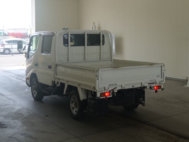 2017 Toyota Dyna Wキャブ 4WD auction photo 2
