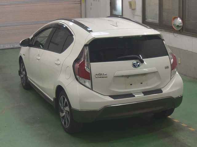 2015 Toyota Aqua Xアーバン auction photo 2