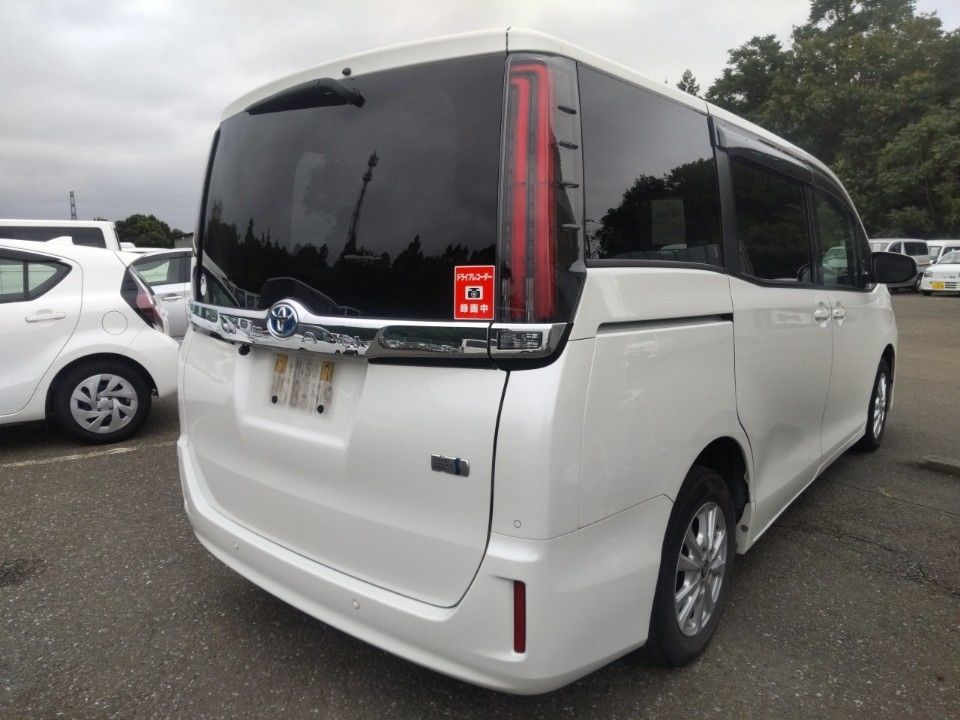 2021 Toyota Noah auction photo 2