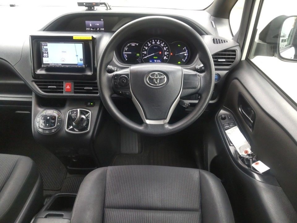 2021 Toyota Noah auction photo 3