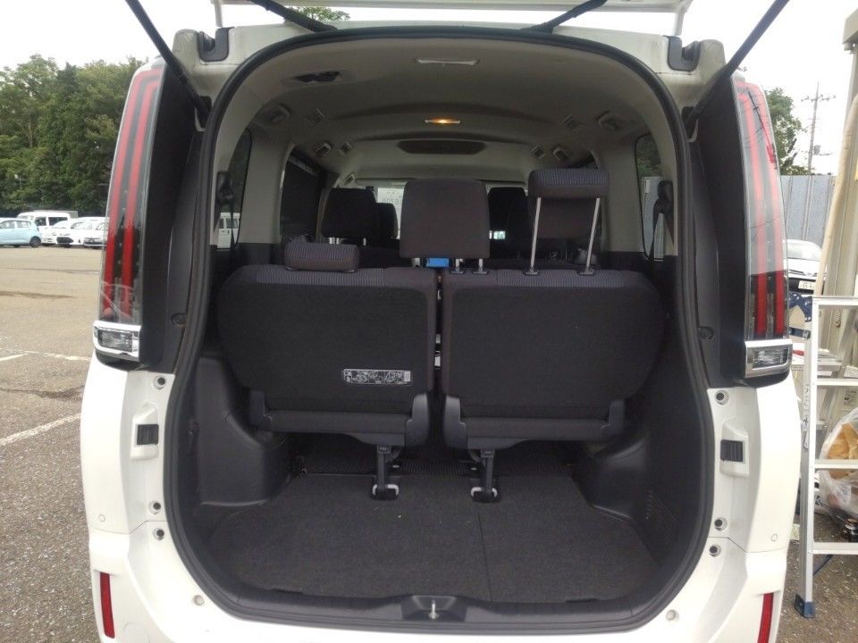 2021 Toyota Noah auction photo 8