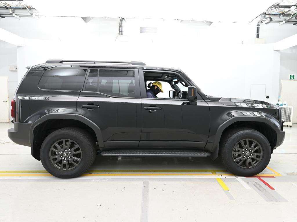 2025 Toyota Land Cruiser 250 VX 4WD auction photo 3