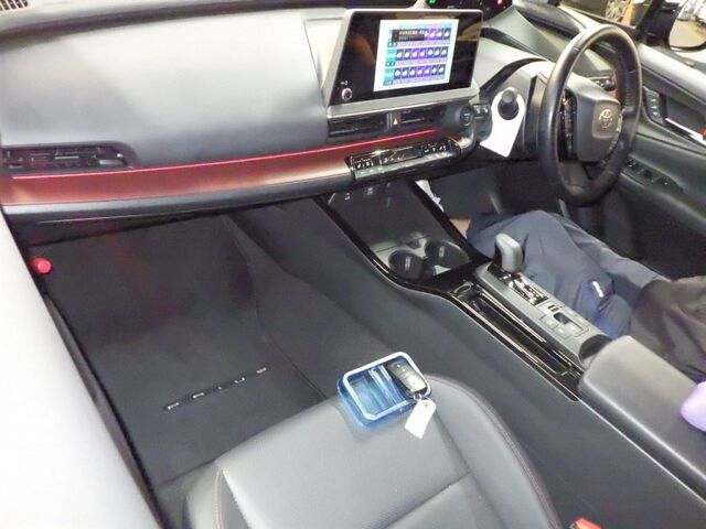 2024 Toyota Prius PHEV Z auction photo 3