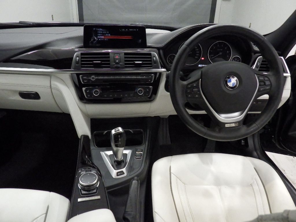 2017 BMW 3 Series 330e Luxury iPerformance auction photo 3