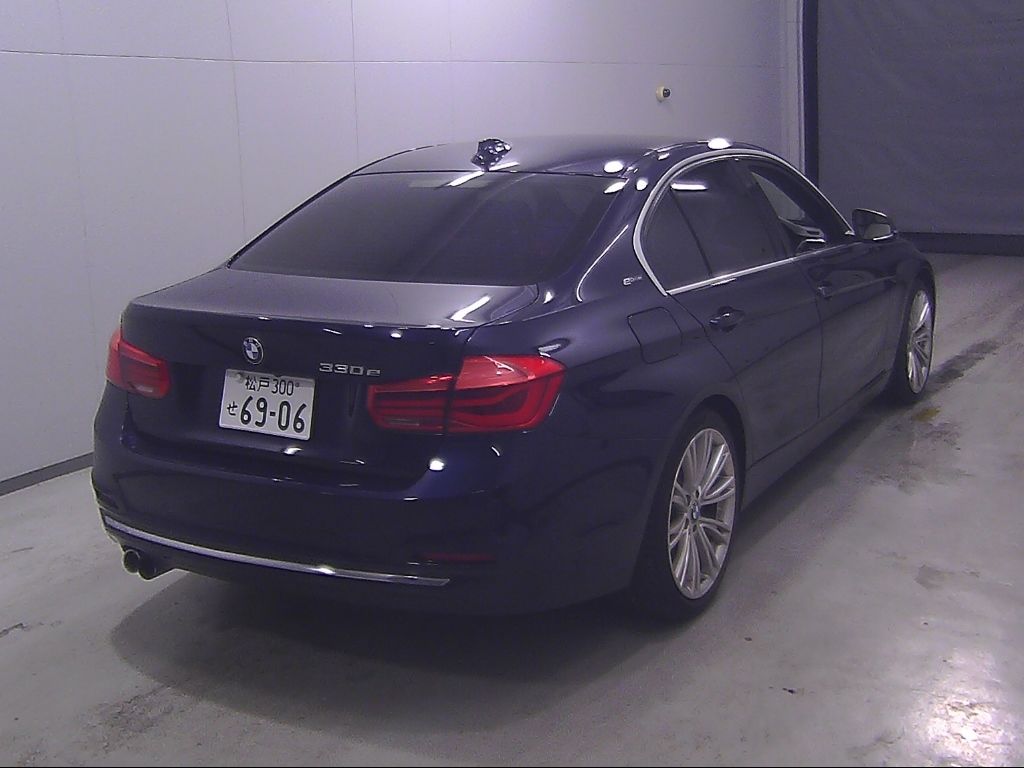 2017 BMW 3 Series 330e Luxury iPerformance auction photo 2