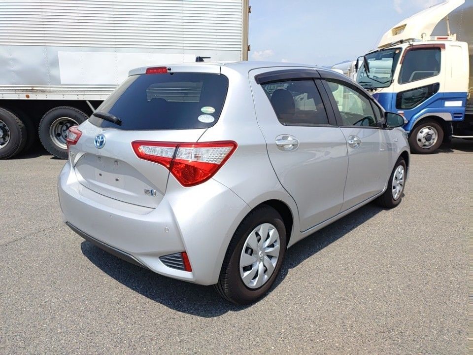 2019 Toyota Vitz auction photo 2