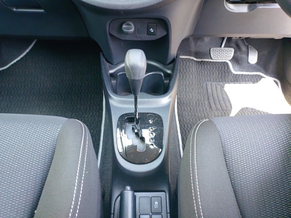 2019 Toyota Vitz auction photo 12