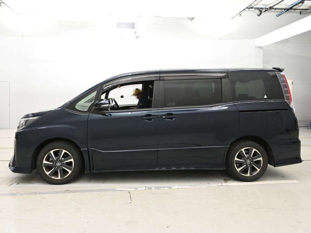 2020 Toyota Noah Si auction photo 4