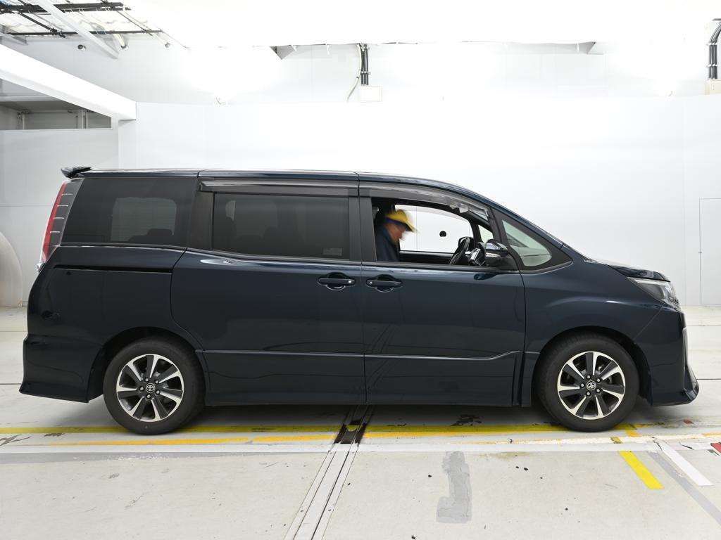 2020 Toyota Noah Si auction photo 3
