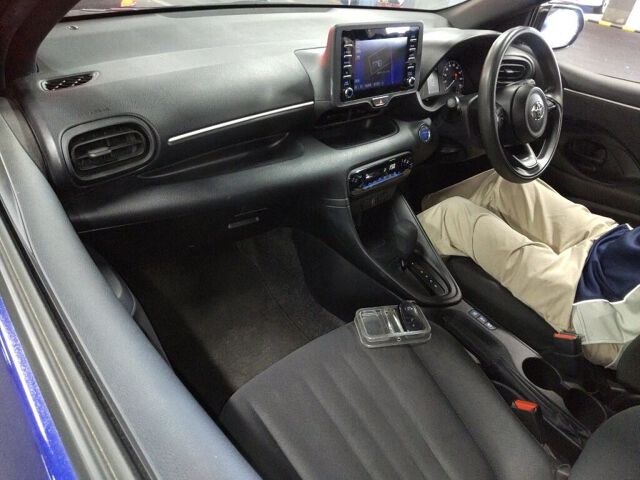 2022 Toyota Yaris Hybrid X auction photo 3