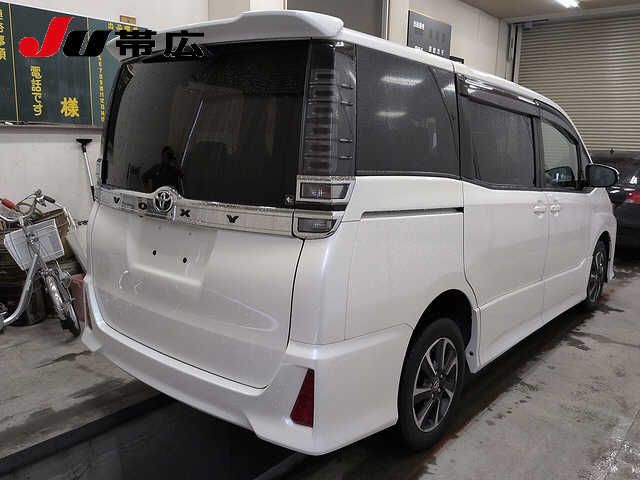 2017 Toyota Voxy ZS auction photo 2
