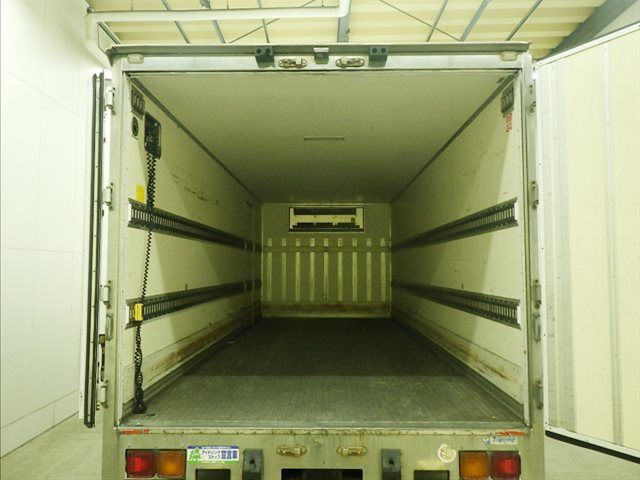 2013 Isuzu Forward Refrigerated and frozen trucks auction photo 4