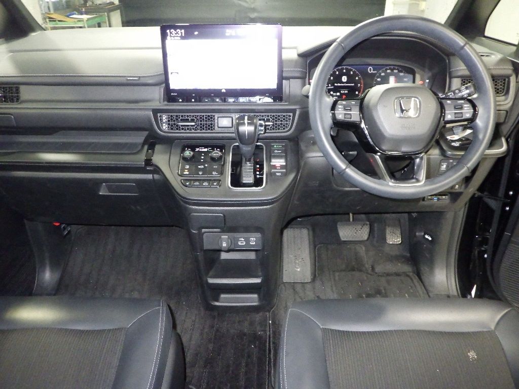 2023 Honda Stepwgn 7 people auction photo 3
