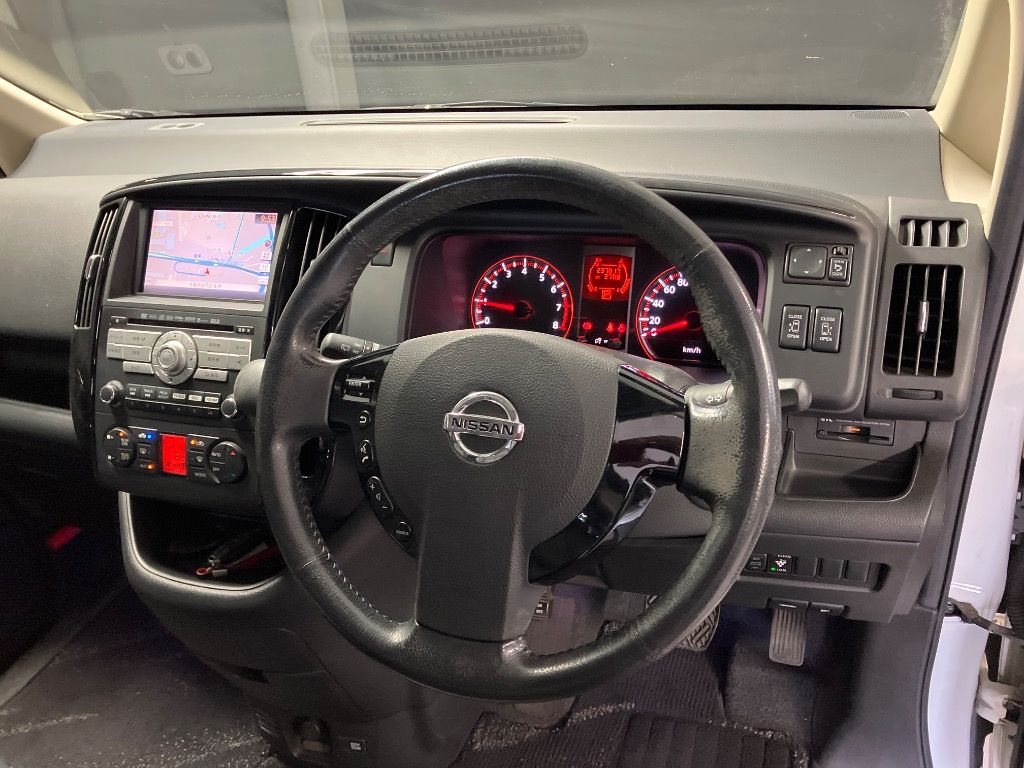2009 Nissan Serena Rider model with leather seats and HDD navigation system. auction photo 3