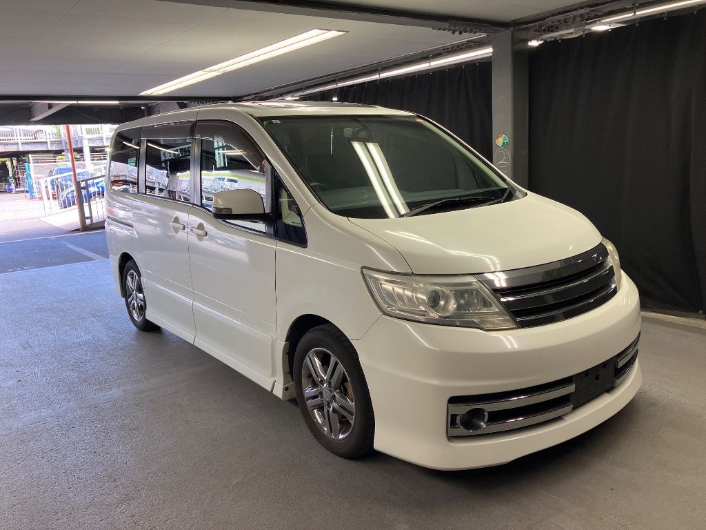 2009 Nissan Serena Rider model with leather seats and HDD navigation system. Japan auction vehicle