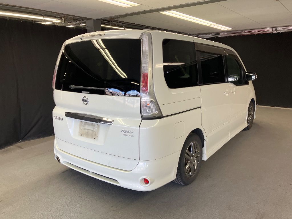 2009 Nissan Serena Rider model with leather seats and HDD navigation system. auction photo 4