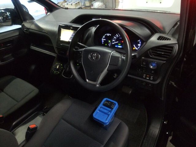 2017 Toyota Noah HV X auction photo 3