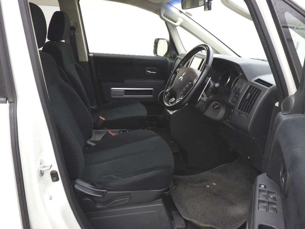 2014 Mitsubishi Delica D:5 4WD Dパワーパッケージ 7人 auction photo 6