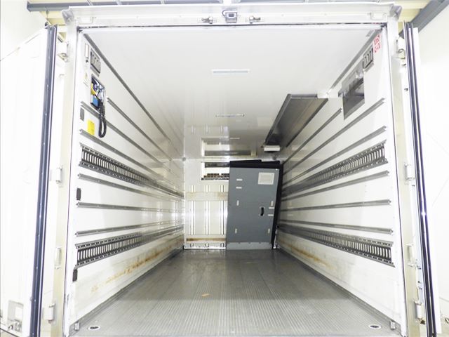 2021 Mitsubishi Fuso Fighter Refrigerated and frozen trucks auction photo 4