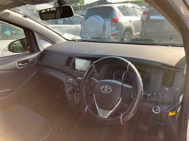 2014 Toyota Isis プラタナVセレクション auction photo 3