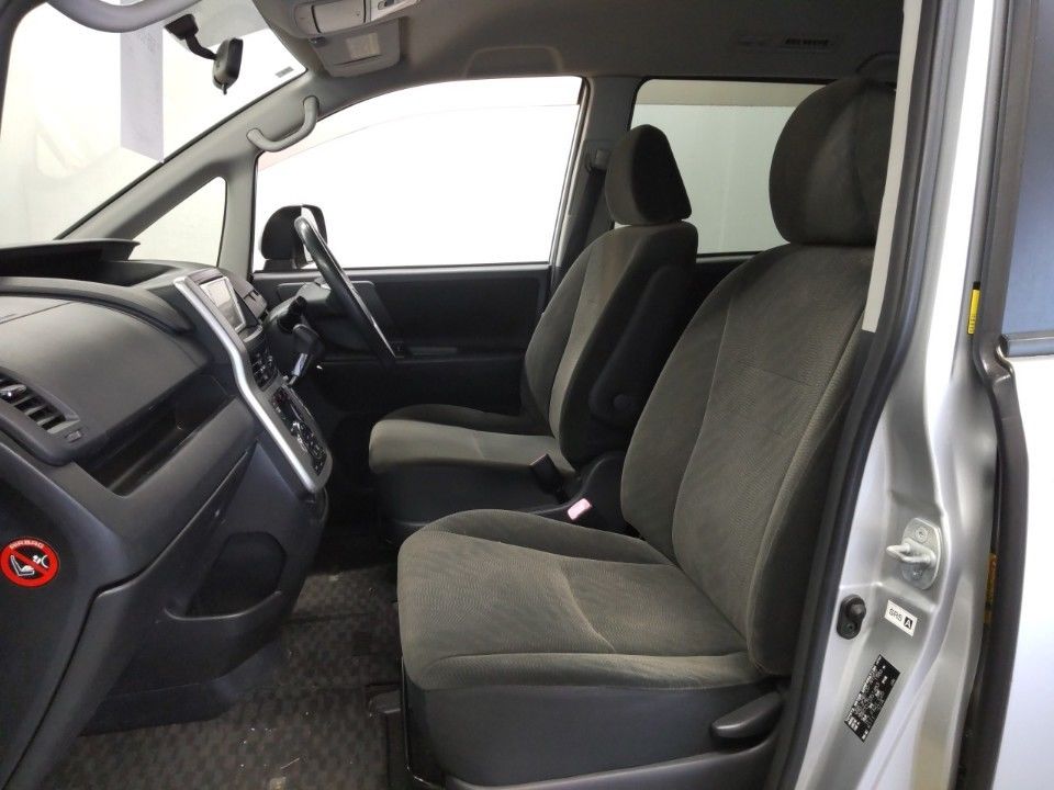 2010 Toyota Noah auction photo 16