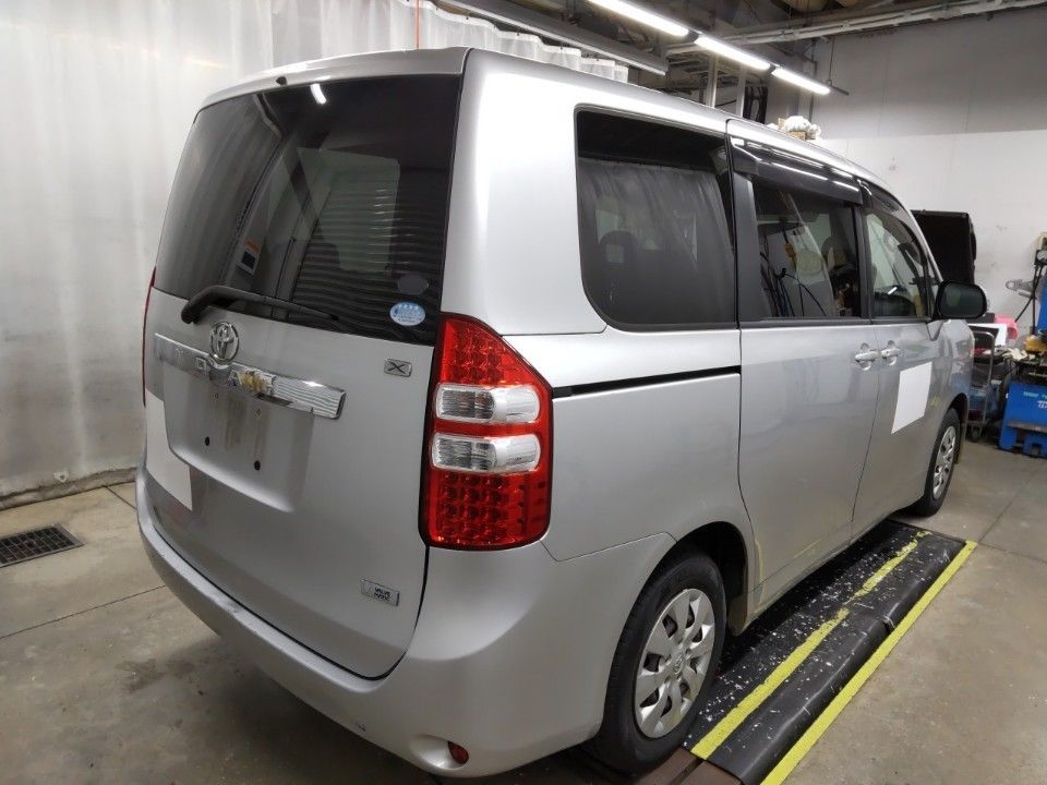 2010 Toyota Noah auction photo 2