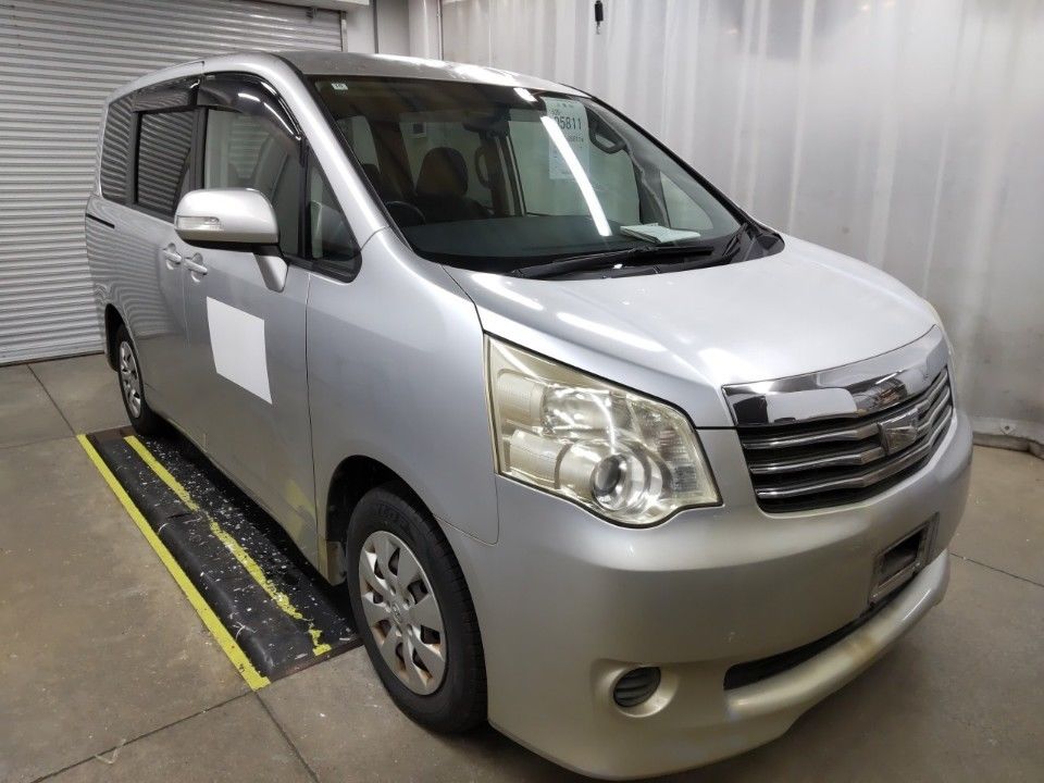 2010 Toyota Noah auction photo 4