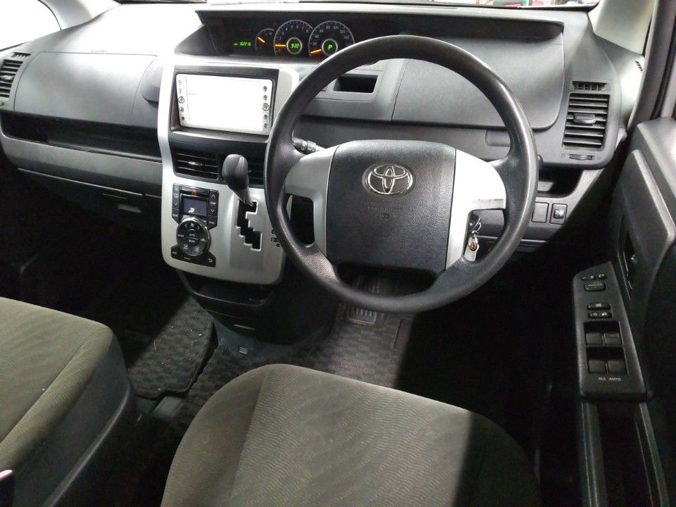 2010 Toyota Noah auction photo 3