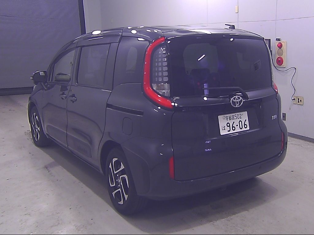 2022 Toyota Sienta Hybrid Z 7-seater auction photo 5