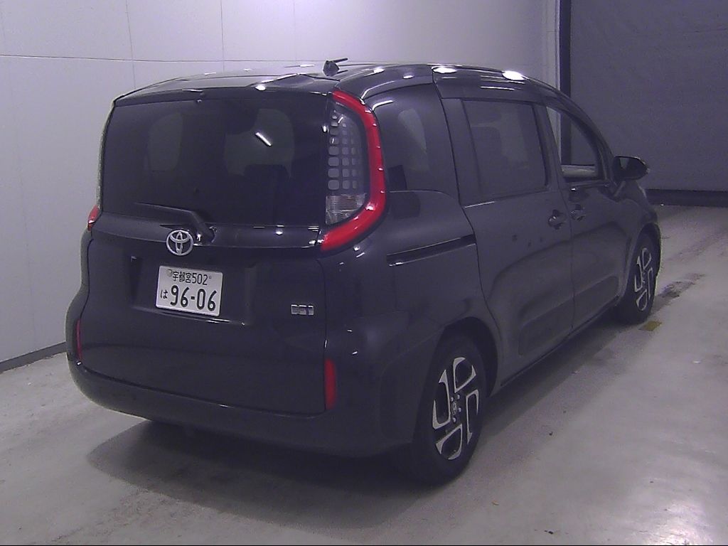 2022 Toyota Sienta Hybrid Z 7-seater auction photo 2