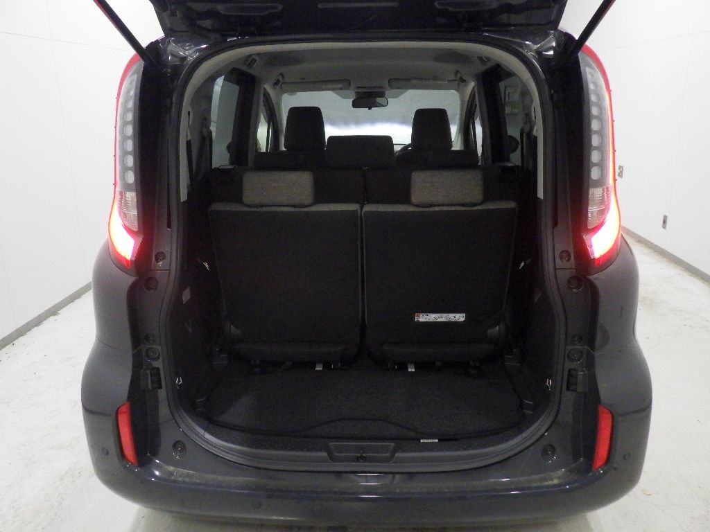 2022 Toyota Sienta Hybrid Z 7-seater auction photo 8