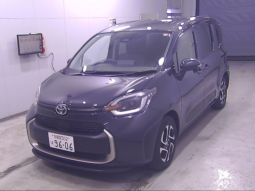 2022 Toyota Sienta Hybrid Z 7-seater auction photo 4