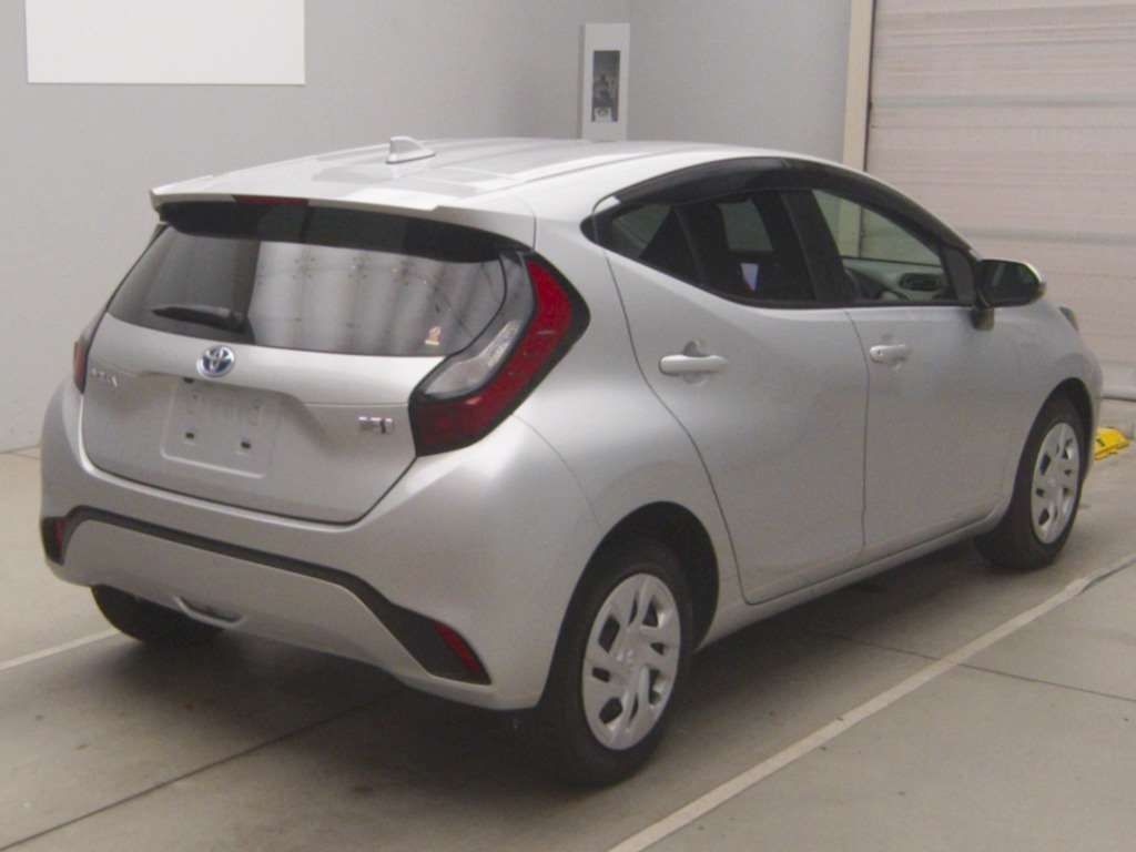 2022 Toyota Aqua X auction photo 2