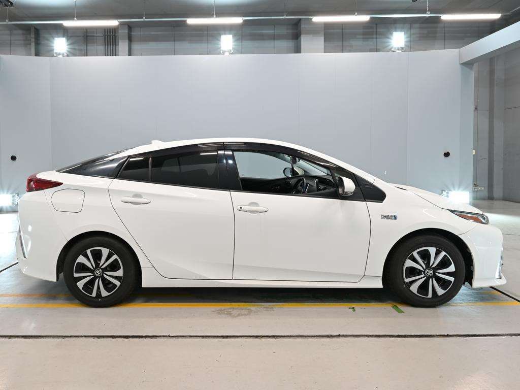2017 Toyota Prius PHEV S auction photo 3