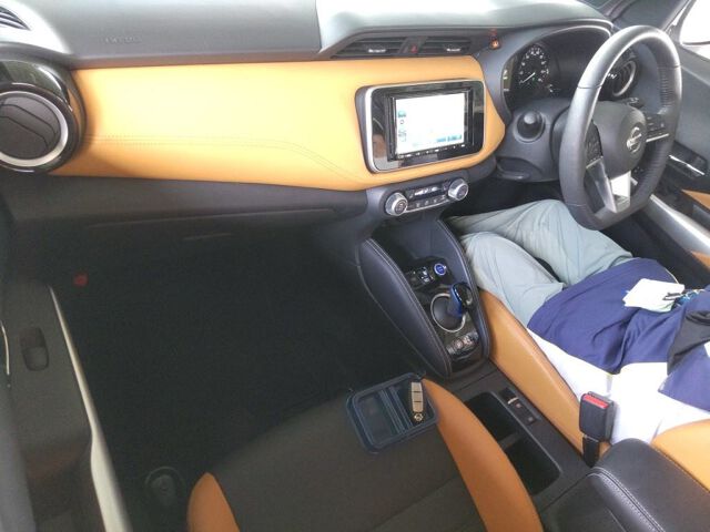 2022 Nissan Kicks X Two-Tone Interior Edition auction photo 3