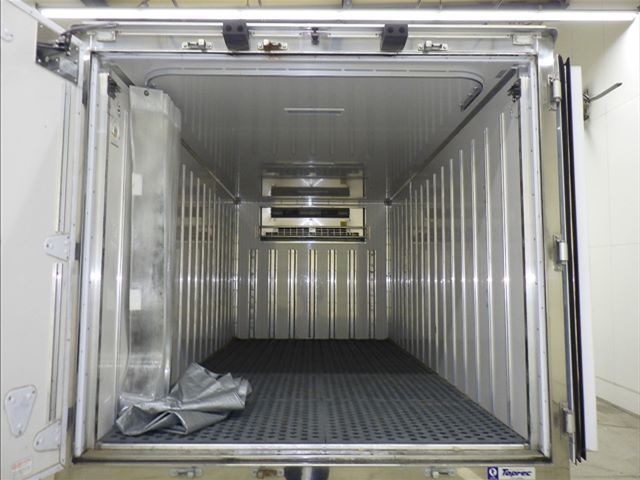 2020 Isuzu Elf Refrigerated and frozen trucks auction photo 4