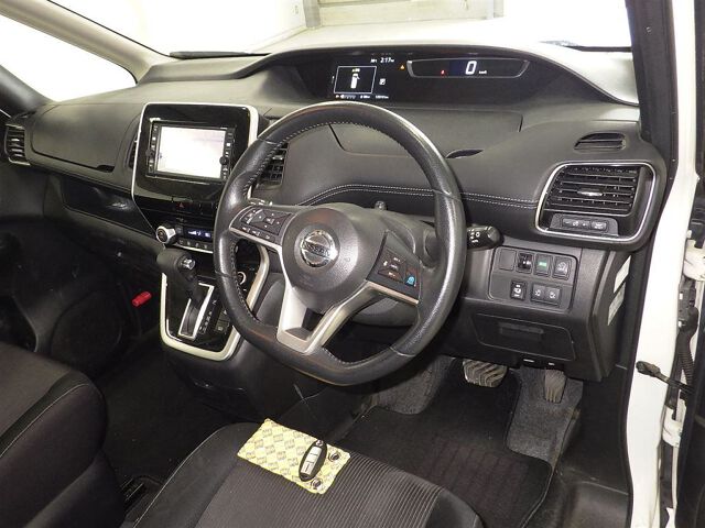 2017 Nissan Serena Hスタプロパイロット 4WD auction photo 3