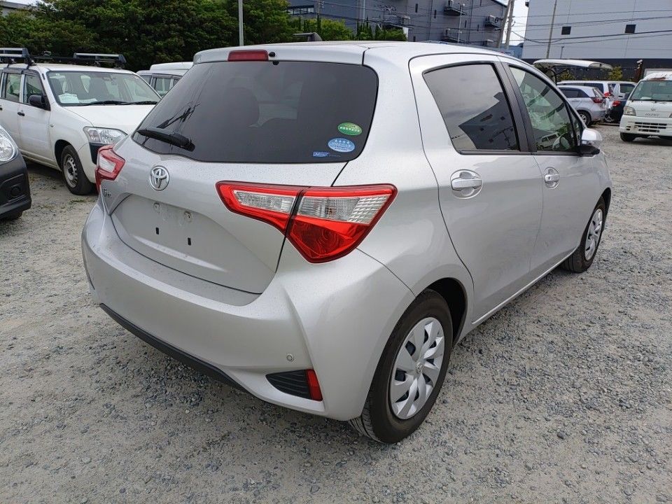 2017 Toyota Vitz auction photo 2