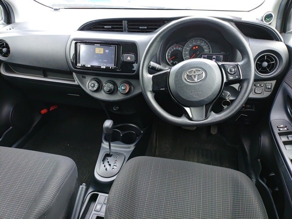 2017 Toyota Vitz auction photo 3