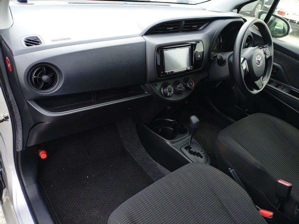 2017 Toyota Vitz auction photo 16
