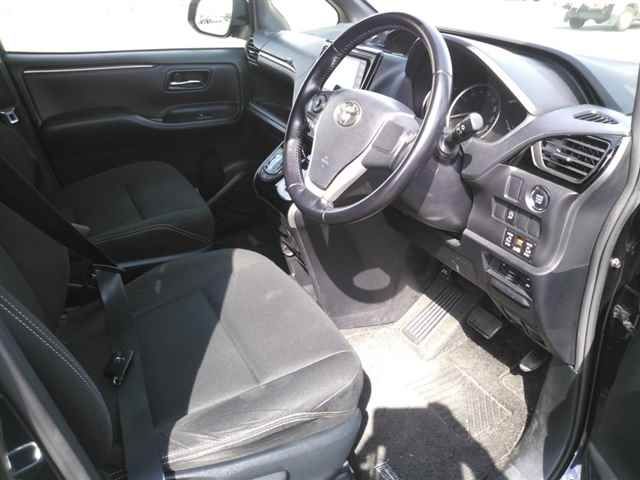 2015 Toyota Esquire Xi auction photo 3