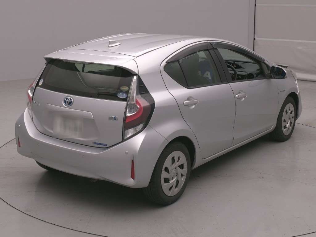 2020 Toyota Aqua L auction photo 2