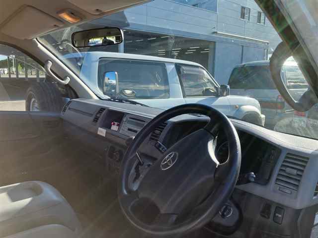 2009 Toyota Hiace 幼児バス auction photo 3