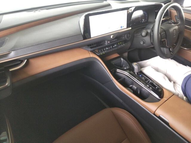 2025 Toyota Crown Estate Estate Z (HEV) 4WD auction photo 3
