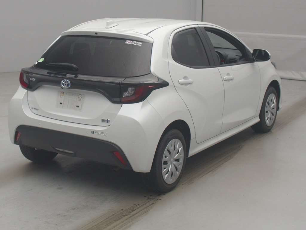 2023 Toyota Yaris ハイブリッドX 4WD auction photo 2