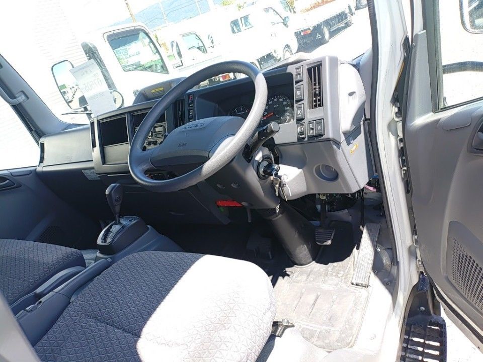 2021 Isuzu Elf auction photo 3