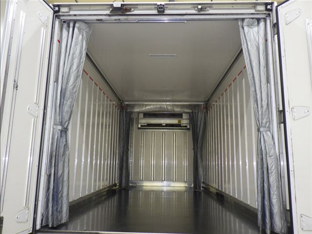 2020 Isuzu Elf Refrigerated and frozen trucks auction photo 4