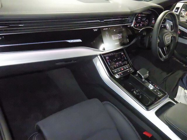 2024 Audi Q8 55TFSIクワトロSライ 4WD auction photo 3