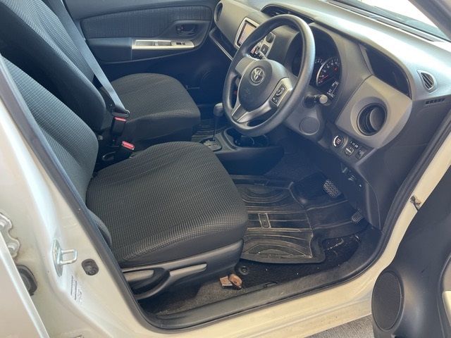 2015 Toyota Vitz F auction photo 4